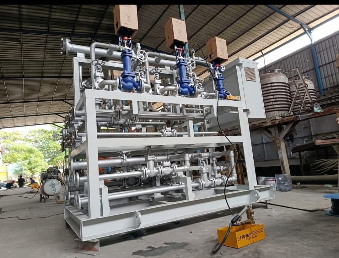 Rangka skid piping dengan tiga control valve pneumatik yang dirakit di workshop