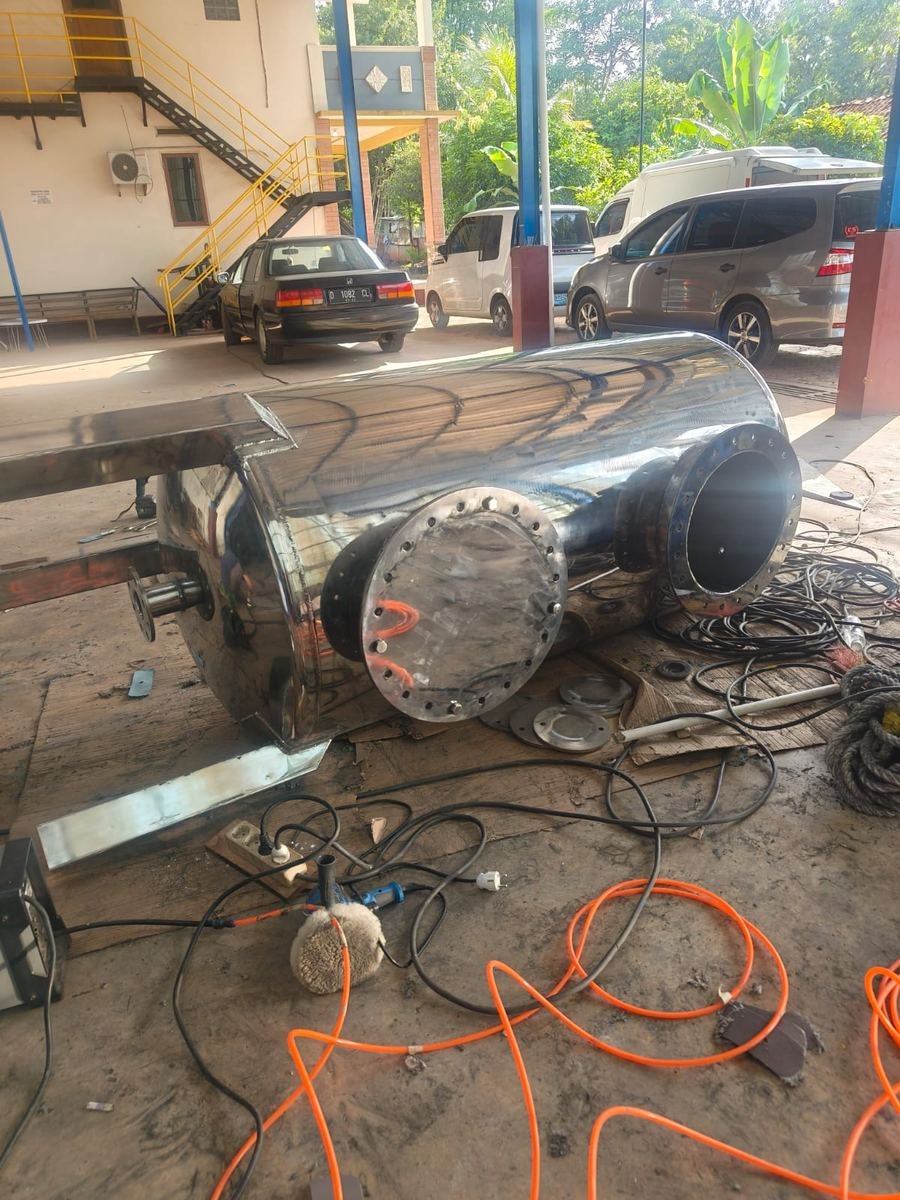 Tangki stainless steel besar dengan flange manhole saat proses fabrikasi di workshop PT Andalan Mega Teknik